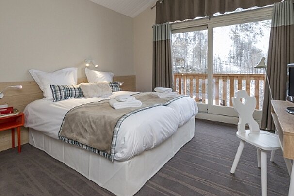 Les Chalets du Jardin Alpin Residence, 3 bedroom, Val d'Isere - Centre double bedroom