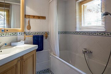 Aubepine 118 Apartment, Verbier - Centre bathroom