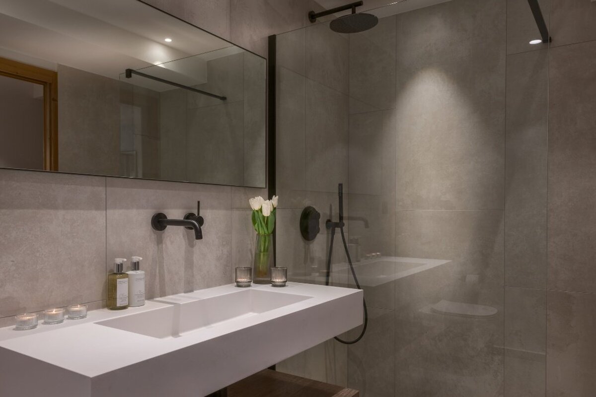 A bathroom with two sinks and a shower
