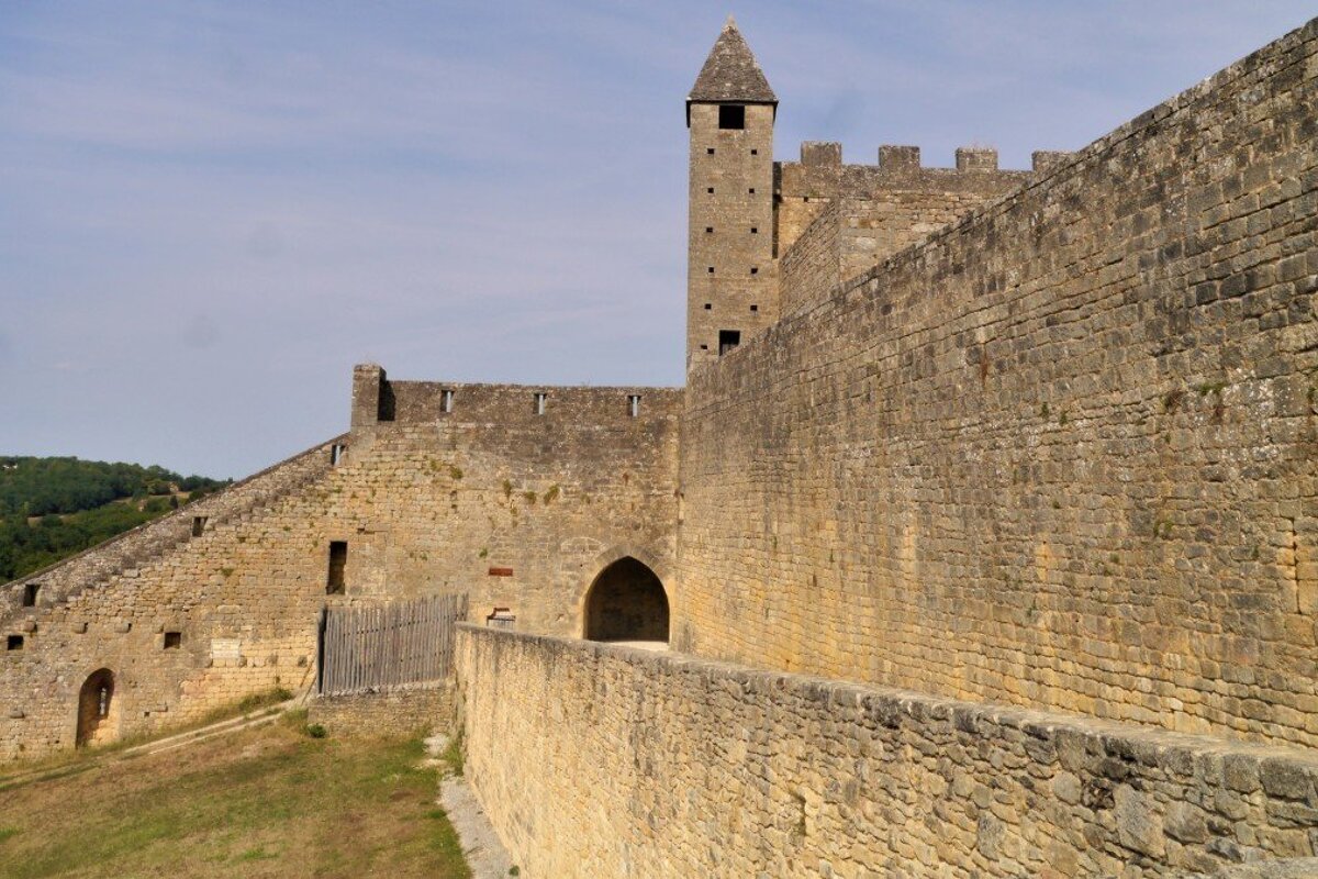 part of the walls at chateau de beynac