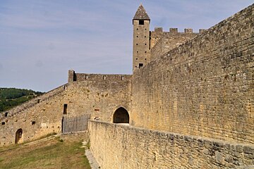 part of the walls at chateau de beynac