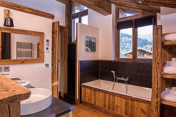 Loup Blanc Chalet, Courchevel Le Praz 1300 bathroom