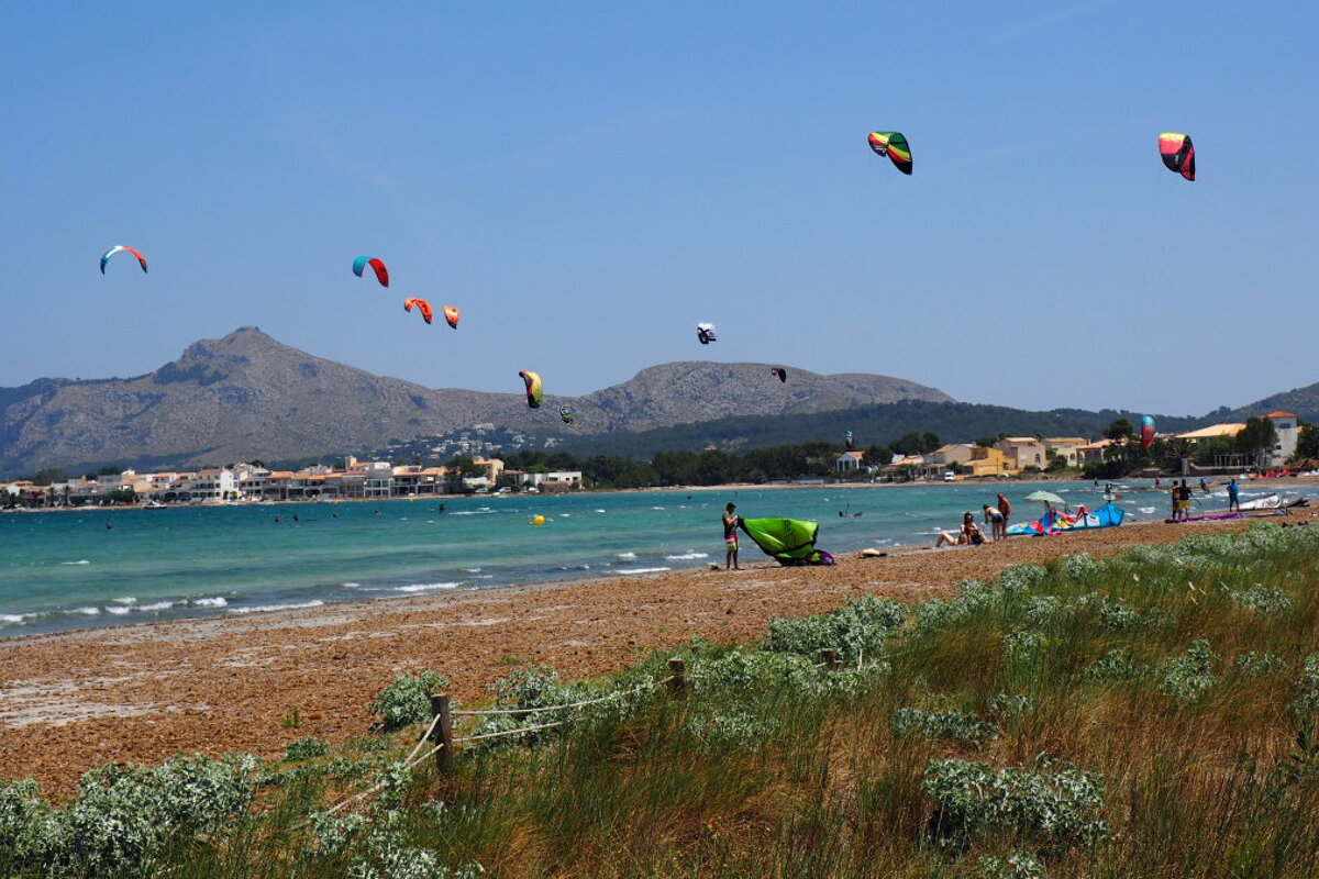 kit surfers in mallorca