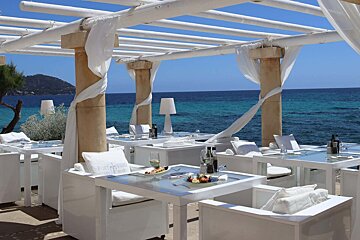 Terrace dining at Port Verd del Mar