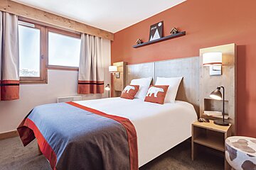 A hotel room with a bed and a sign that says crew