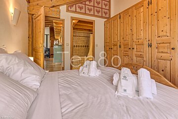 A bedroom with a bed and a sign that says tengo