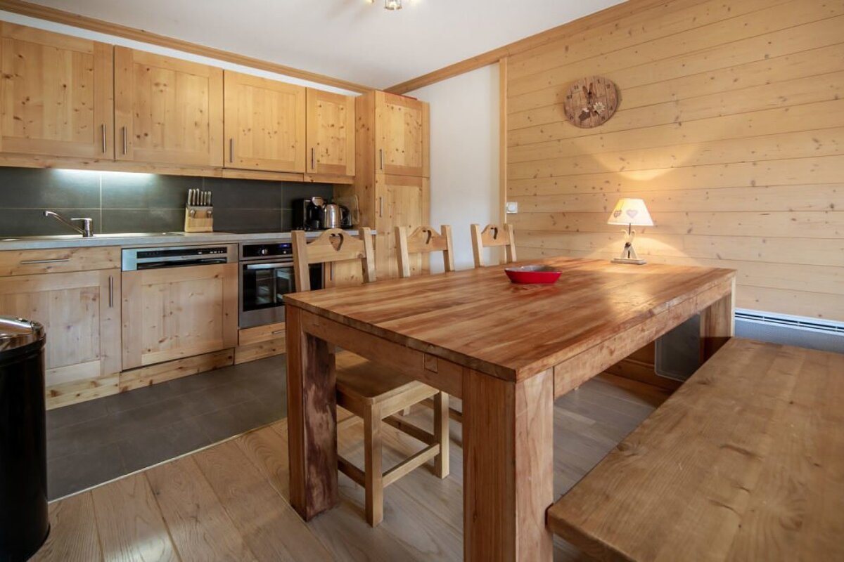 L'Abri Apartment, Morzine dining room 