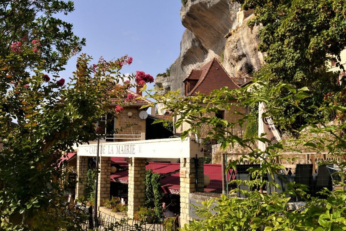 a cafe in the heart of les eyzies de tayac