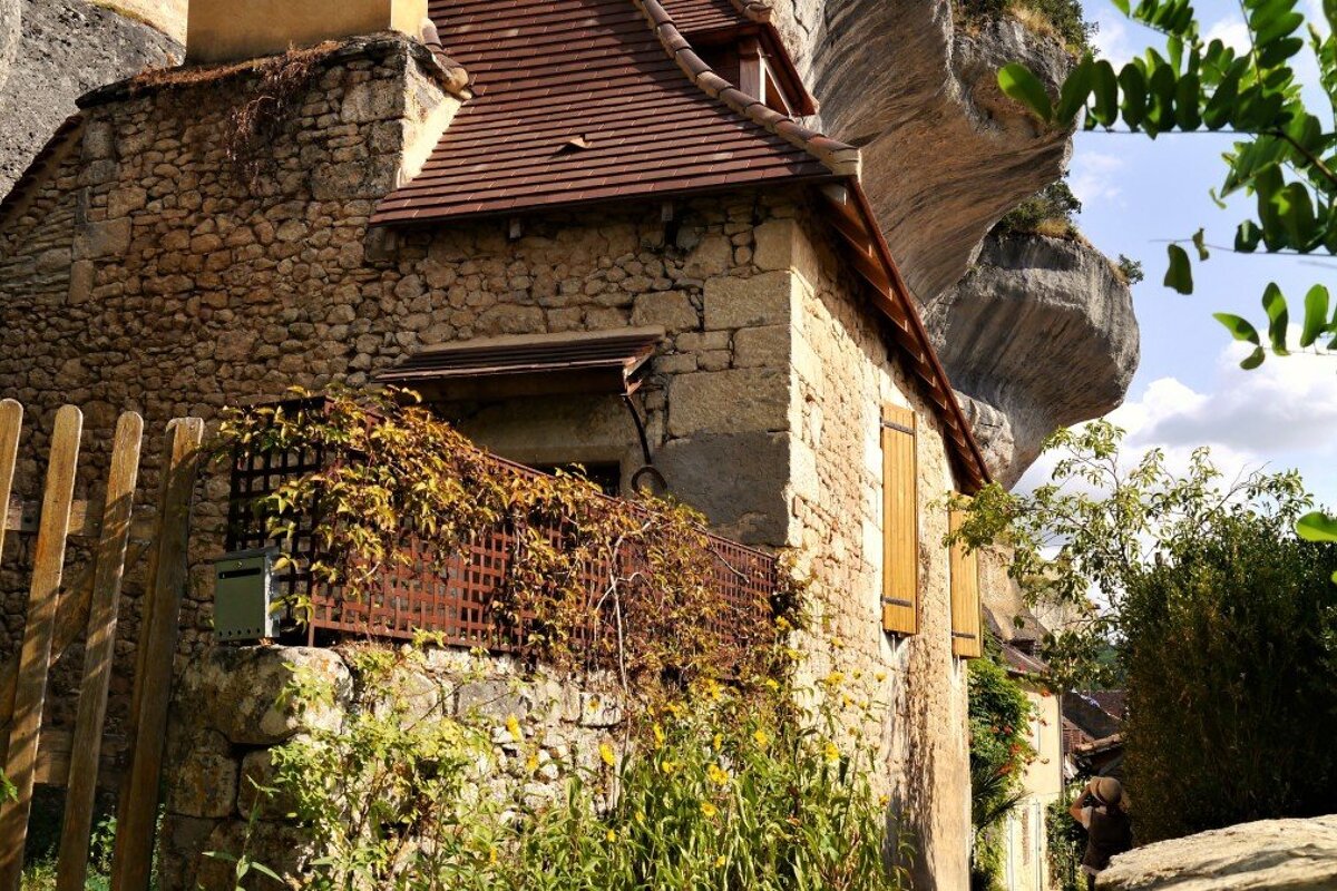 a row of cottages in les eyzies