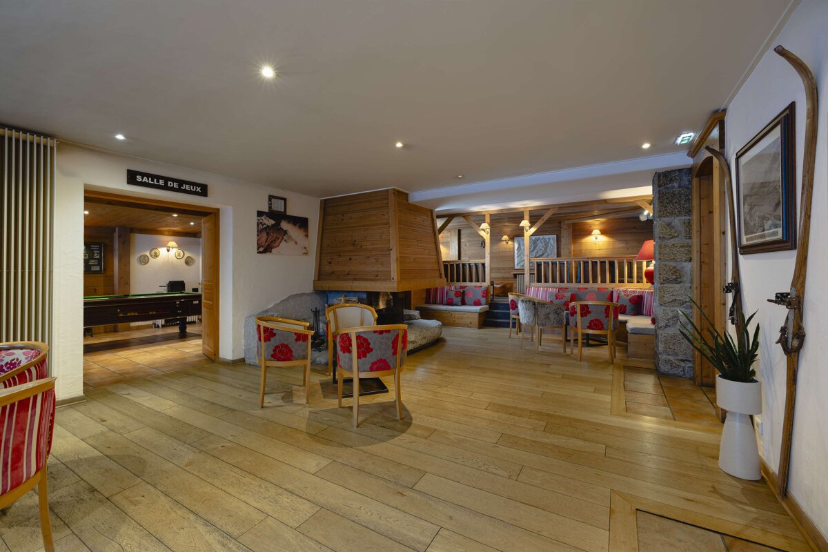 A room with a sign that says salle de jeux