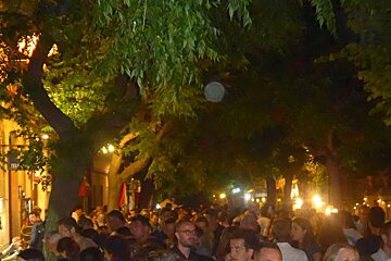 a street with lots of people during Artdemossa event in mallorca