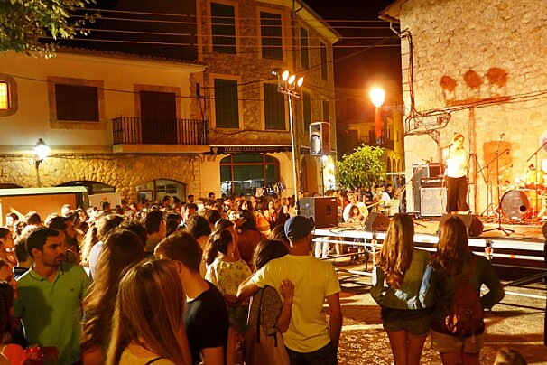 music in the town centre of Valldemossa during Artdemossa event
