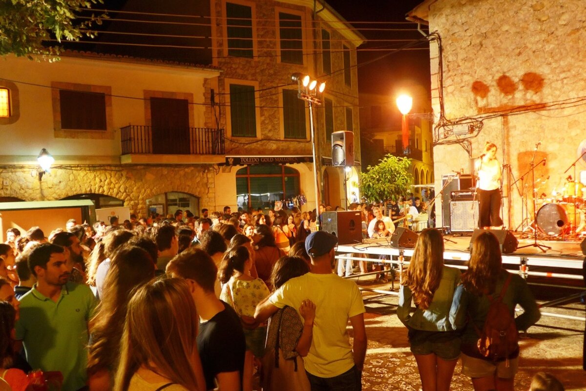 music in the town centre of Valldemossa during Artdemossa event