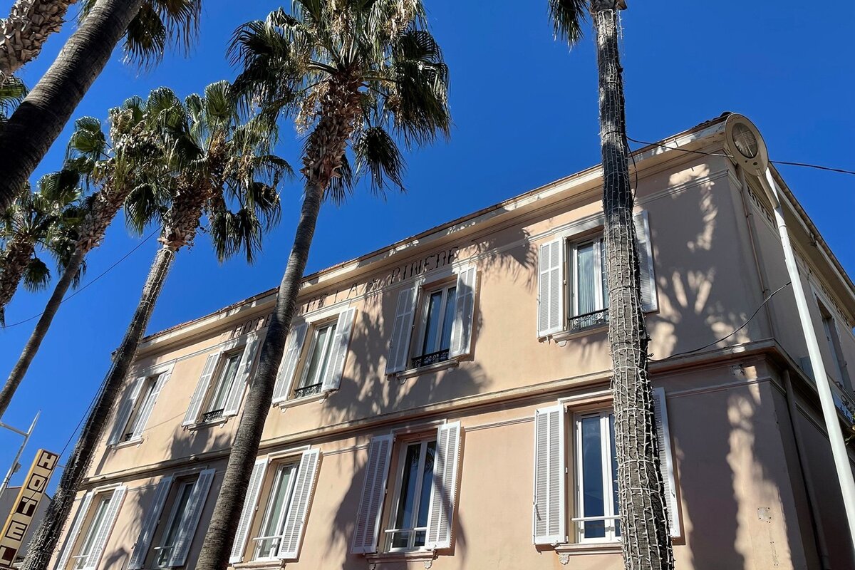 A building with the word hotel on it