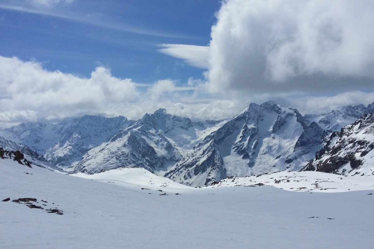a large cloud coming over the ski area in 2alpes