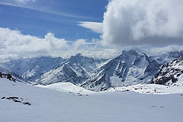 a large cloud coming over the ski area in 2alpes