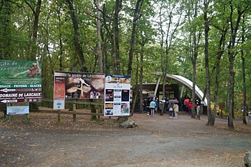 the welcome are and ticket desk at lascaux II
