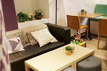 Lucky Break Coffee Shop, Antibes interior