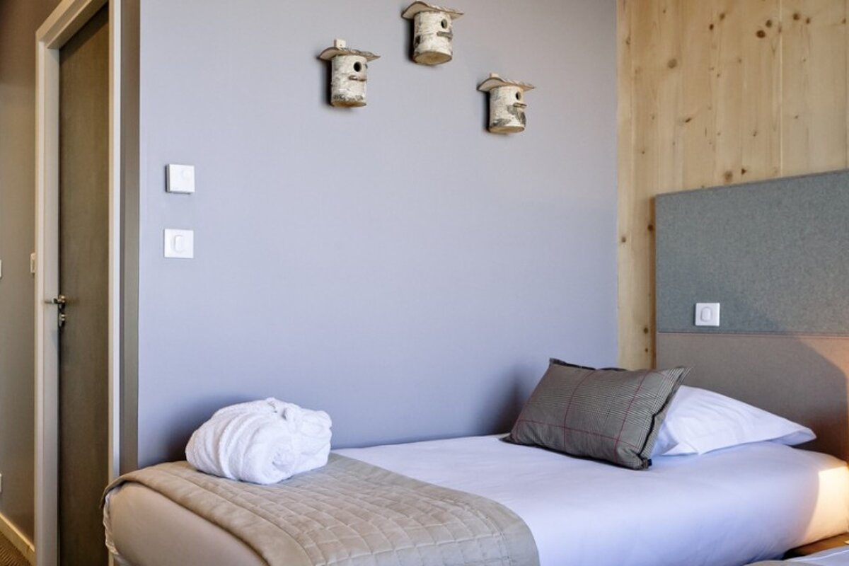 Aiguille Grive Chalet Hotel, Arc 1800 twin bedroom