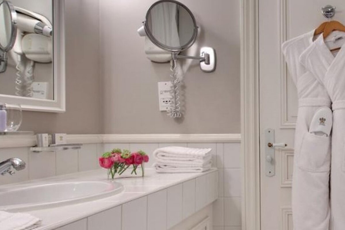 Chateau Cordeillan-Bages, Pauillac bathroom