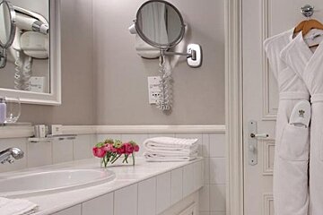 Chateau Cordeillan-Bages, Pauillac bathroom