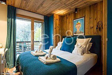 A bedroom with a bed and a picture on the wall that says tengo holidays