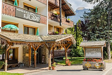 A hotel with a sign that says hotel l' igloo