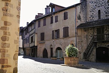 a street in Beaulieu-sur-Dordogne