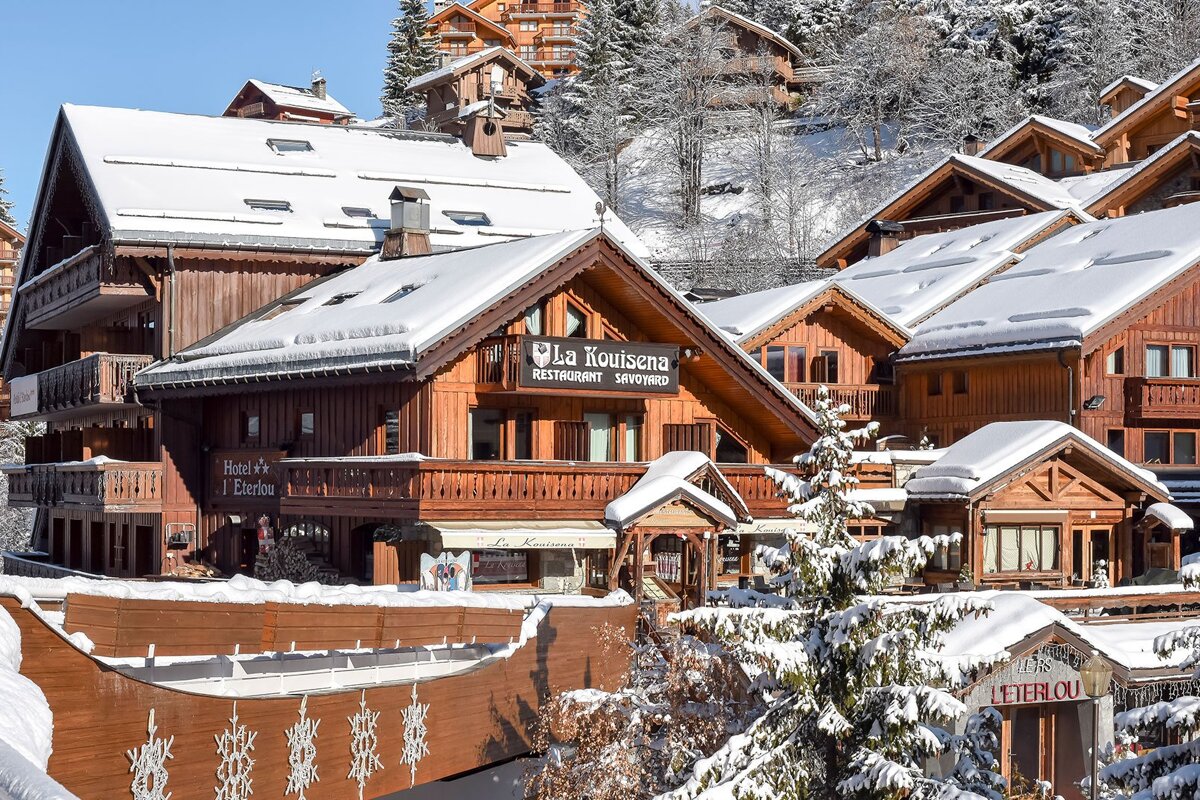 A snowy building with a sign that says la tourisena