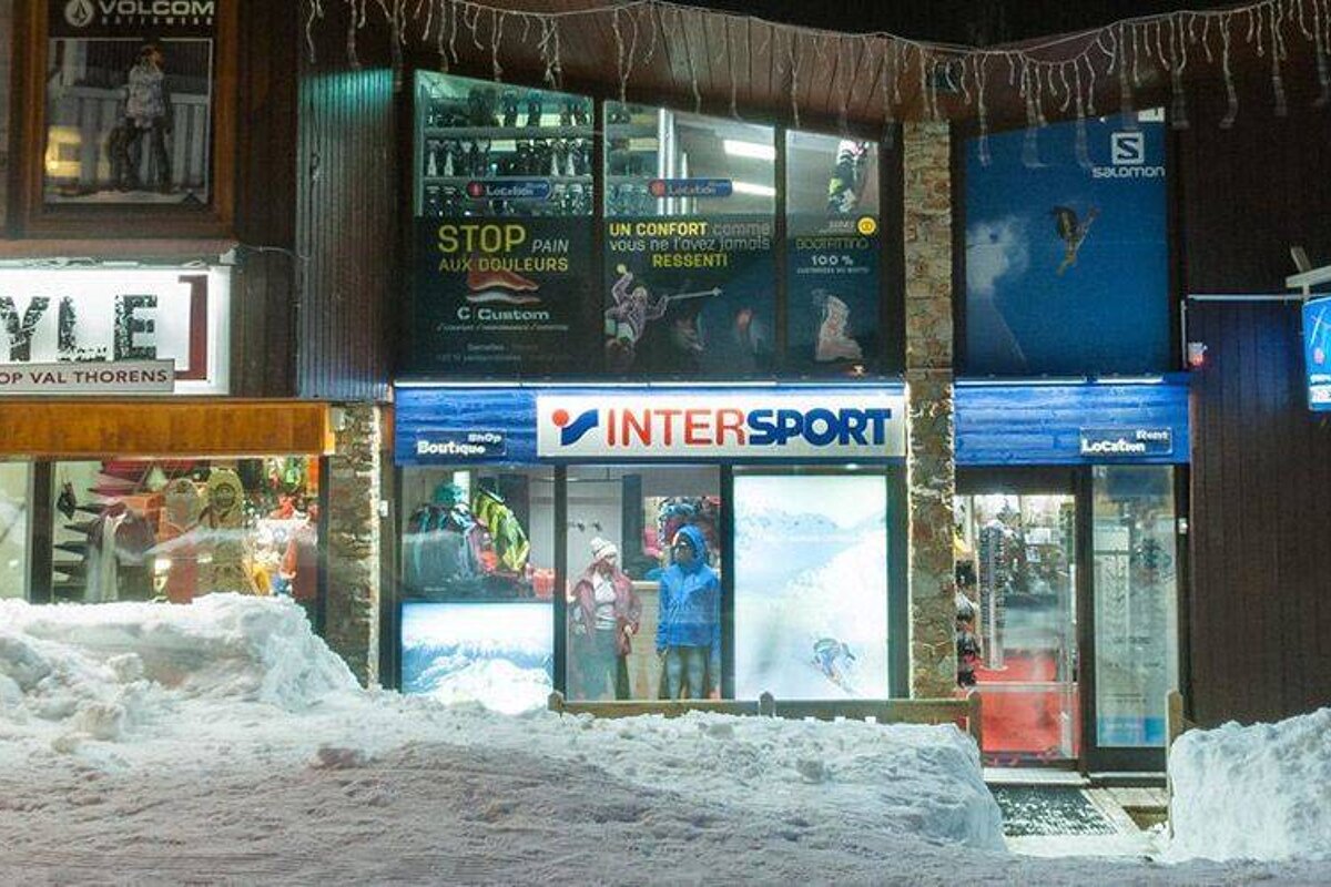 A store front with a sign that says intersport