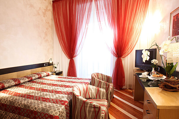 Sanpi Hotel, Milan - Centre double bedroom