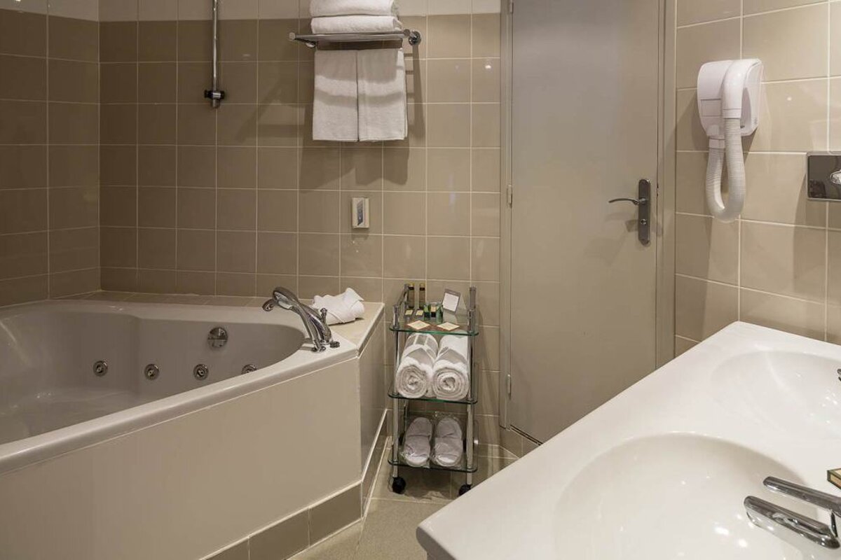 Suisse Hotel, Nice bathroom