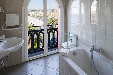 Suisse Hotel, Nice bathroom