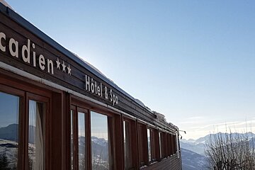 A building with the word hotel on it