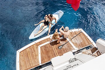 A boat with the word perfecto on the side