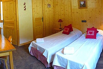 Clovis Chalet, Morzine twin bedroom