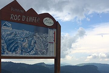 a sign for the ski are of roc d'enfer