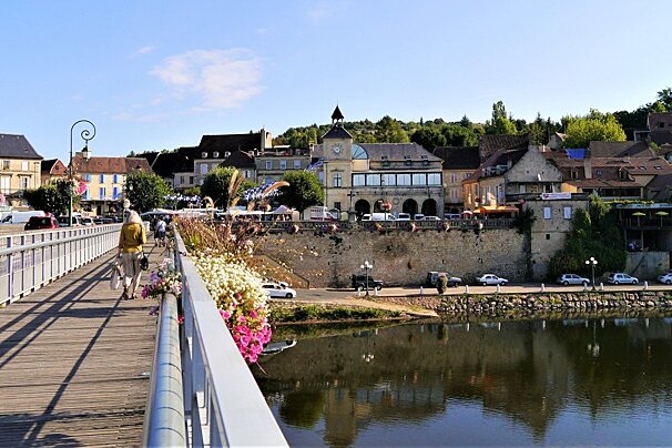 looking over the bridge to le bugue
