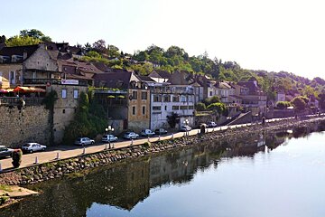 a town on the bank of the Vézère river