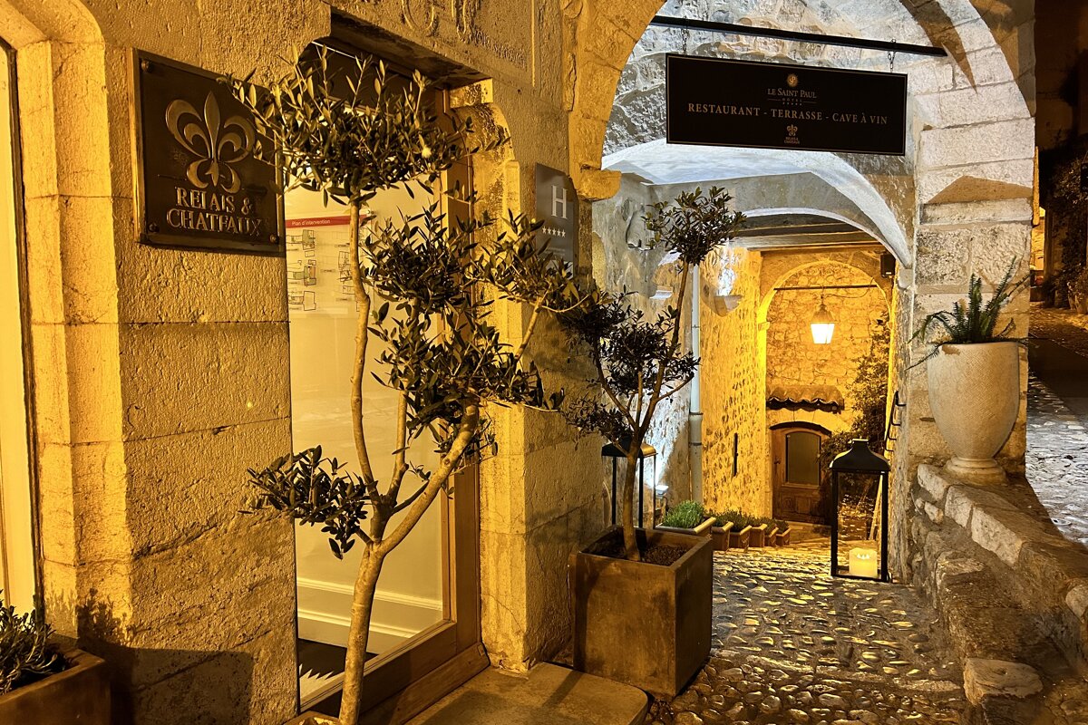 A building with a sign that says relais & chateaux