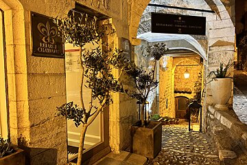 A building with a sign that says relais & chateaux