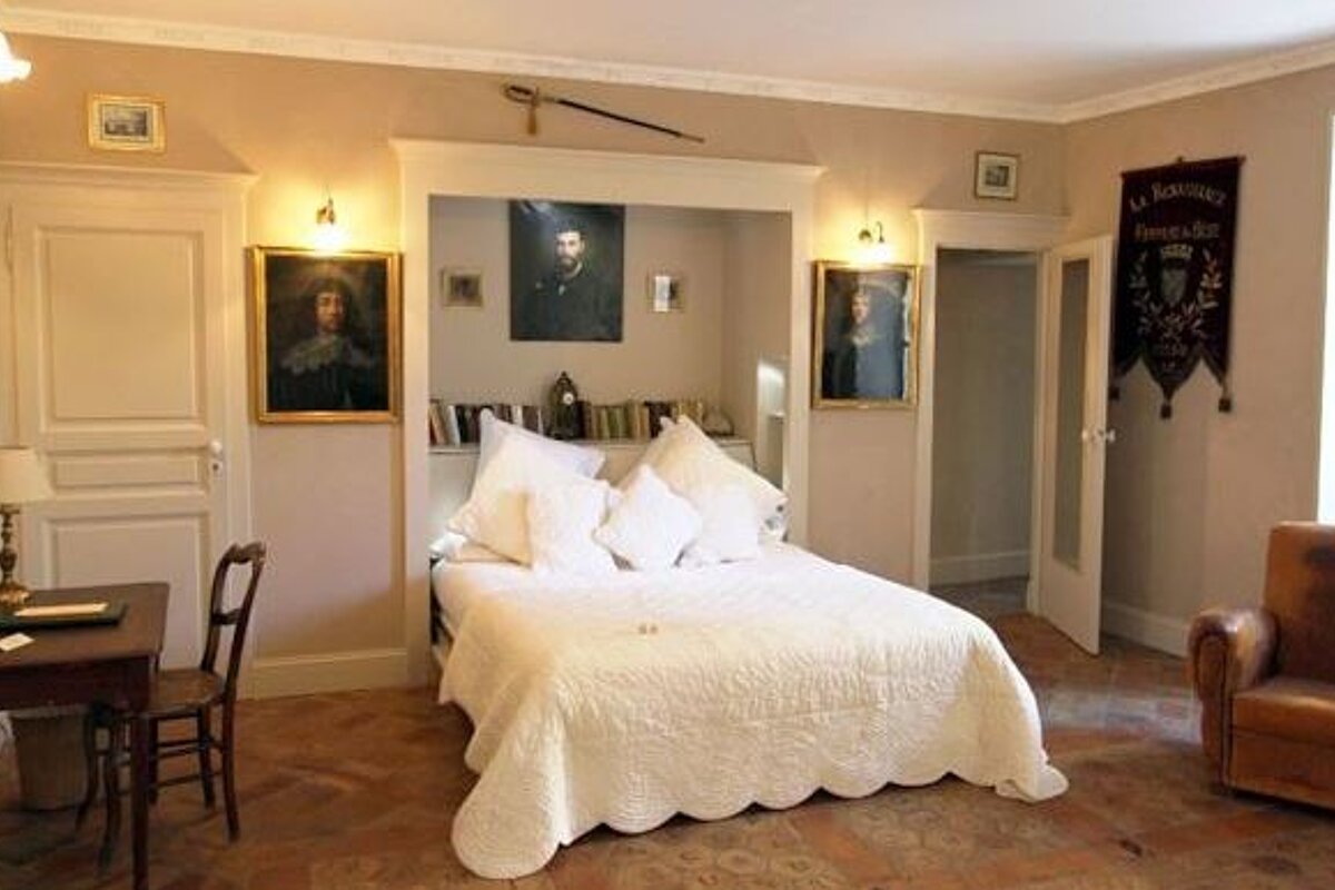 a picture of a hotel suite at Le Clair de la Plume, Grignan