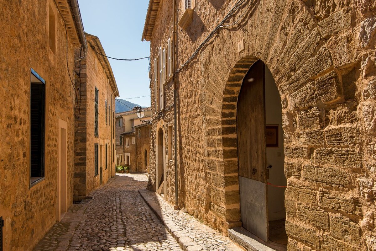 A narrow alleyway between two stone buildings