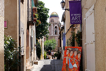 street scene in Saint Tropez