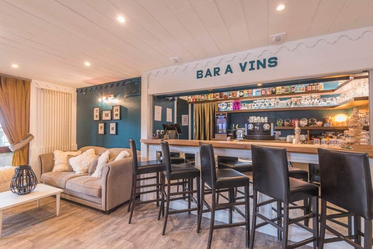 A bar with a sign that says bar a vins
