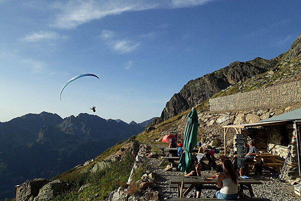 Parapente view from Fare refuge