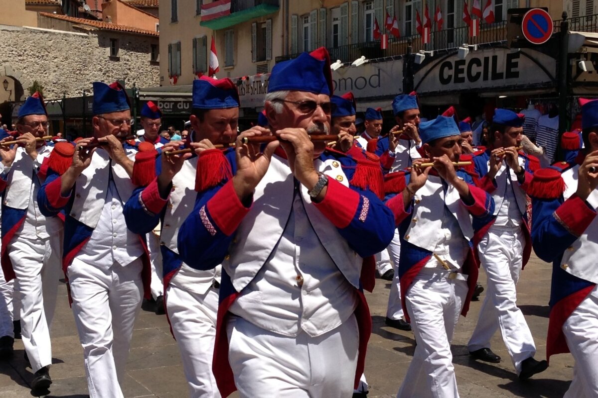 people dressed as soldiers marching in Bravade des Espagnols, Saint Tropez