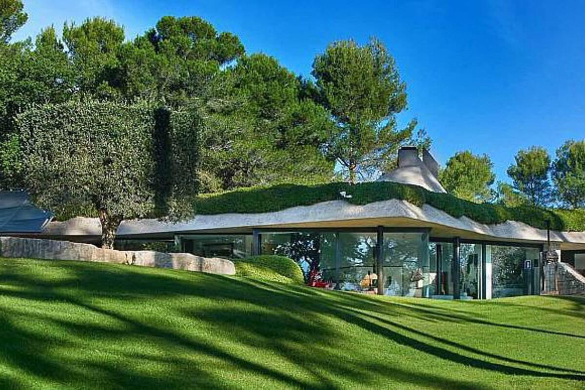 Cote d'Azur Sotheby's International Realty, Cannes exterior