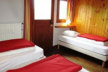 3 single beds in a room in a chalet