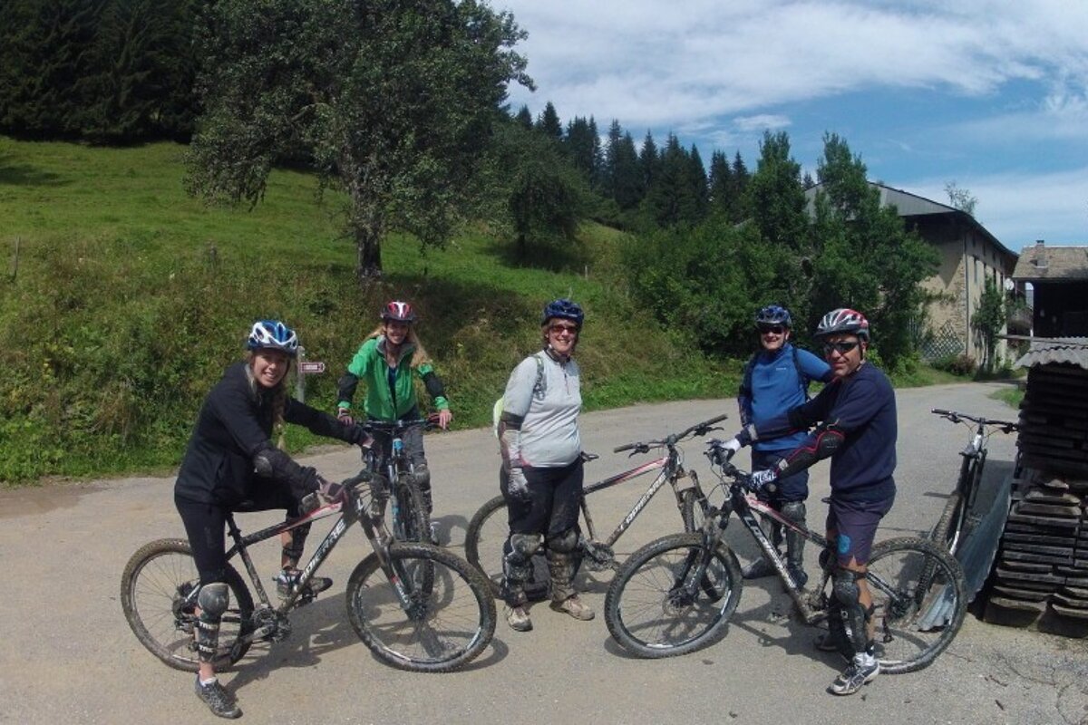a group of beginner mountain bikers